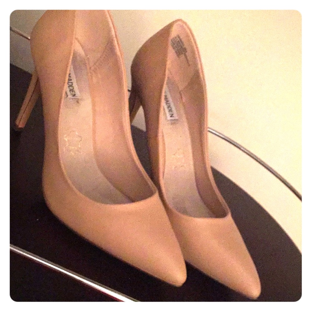 Nude leather pumps. Gently used. Steve Madden